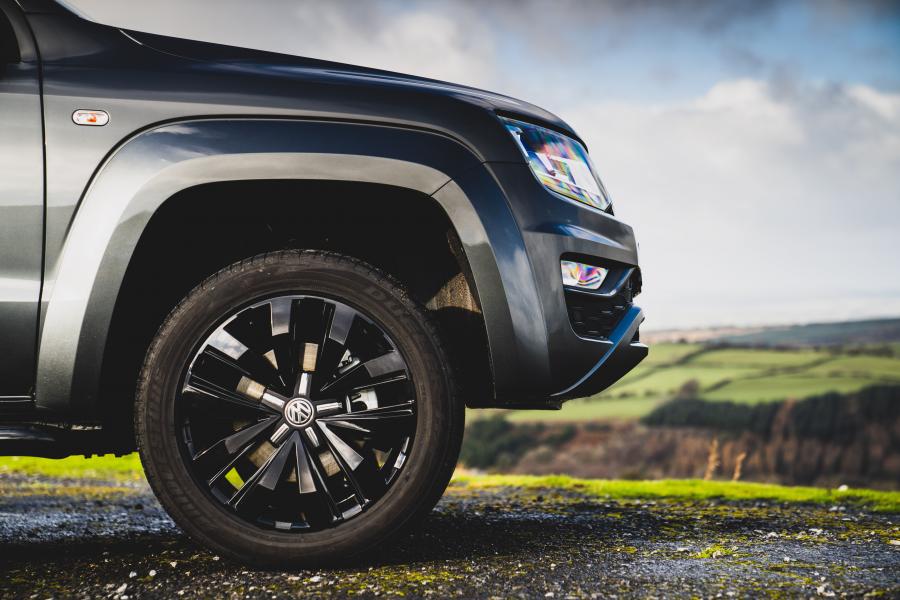 Колеса Volkswagen Amarok Double Cab Black Edition 2019 года  (UK) (фото 11 из 34)
